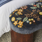 Banc Freya brodé en velours bleu foncé