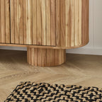 Buffet Kade en bois d'acacia 3 portes | 140 cm | Rainures verticales | Rangement moderne