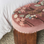 Banc brodé Freya en velours rose