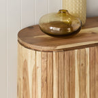 Buffet Kade en bois d'acacia 3 portes | 140 cm | Rainures verticales | Rangement moderne